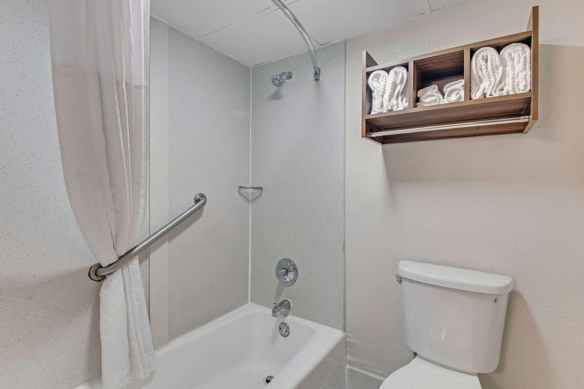 Quality Inn 2*
